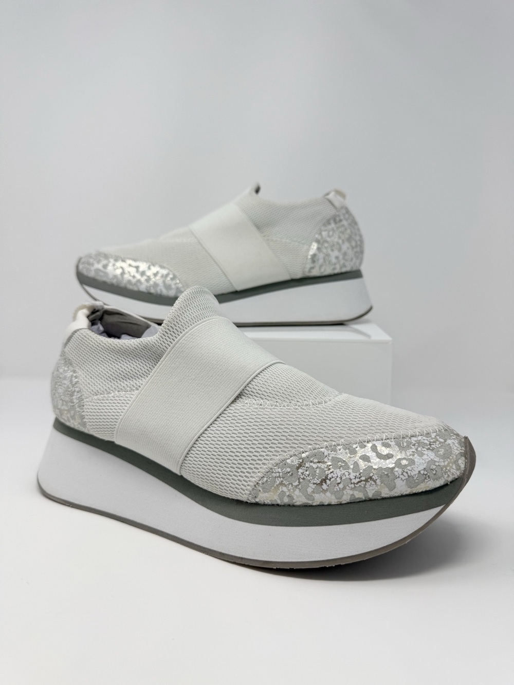 Donald Pliner Women’s Pelham Wedge Easy Slip On Comfort Sneakers Size 8.5